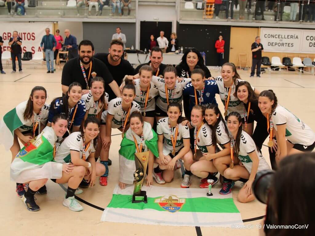 El equipo juvenil femenino del CBM Elche celebra su título se campeón de España 2019